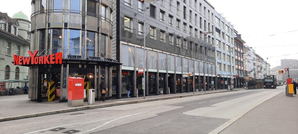 Gebäude Espace Métabolique von aussen am Zentralplatz in Biel-Bienne