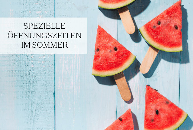 Hellblauer Hintergrund, rechts Wassermelonen in Dreiecke geschnitten als Stängelglacen. Text: Spezielle Öffnungszeiten im Sommer