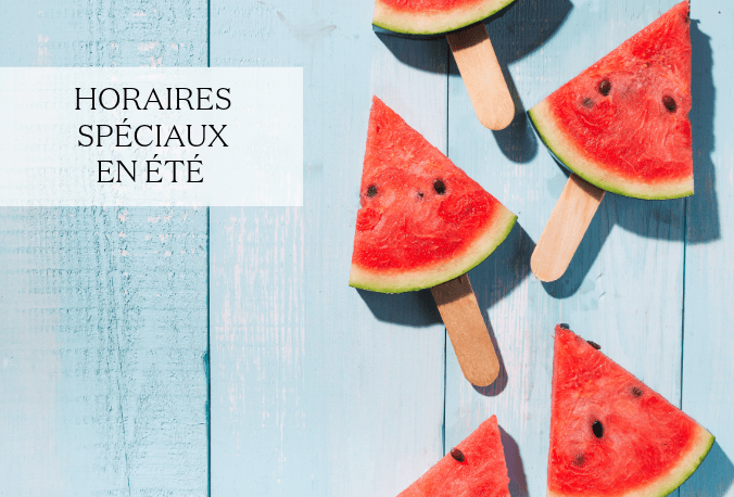 Texte: Horaires spéciaux en été. Bout de pastèque en forme de glace sur fond bleu ciel.