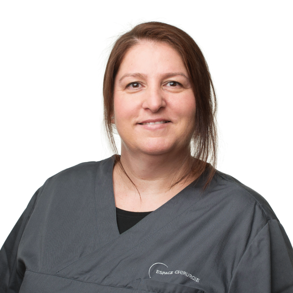 Andrea Gautschi in anthrazitfarbenen Uniform der Espace Chirurgie lächelt in Kamera