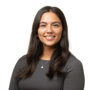 Portrait von Noemi Zarbo, junge Frau mit dunkelgrauem Pulli in den Farben der Espace Chirurgie