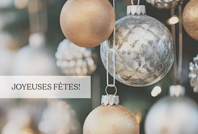 Boules de Noël et texte "Joyeuses Fêtes"