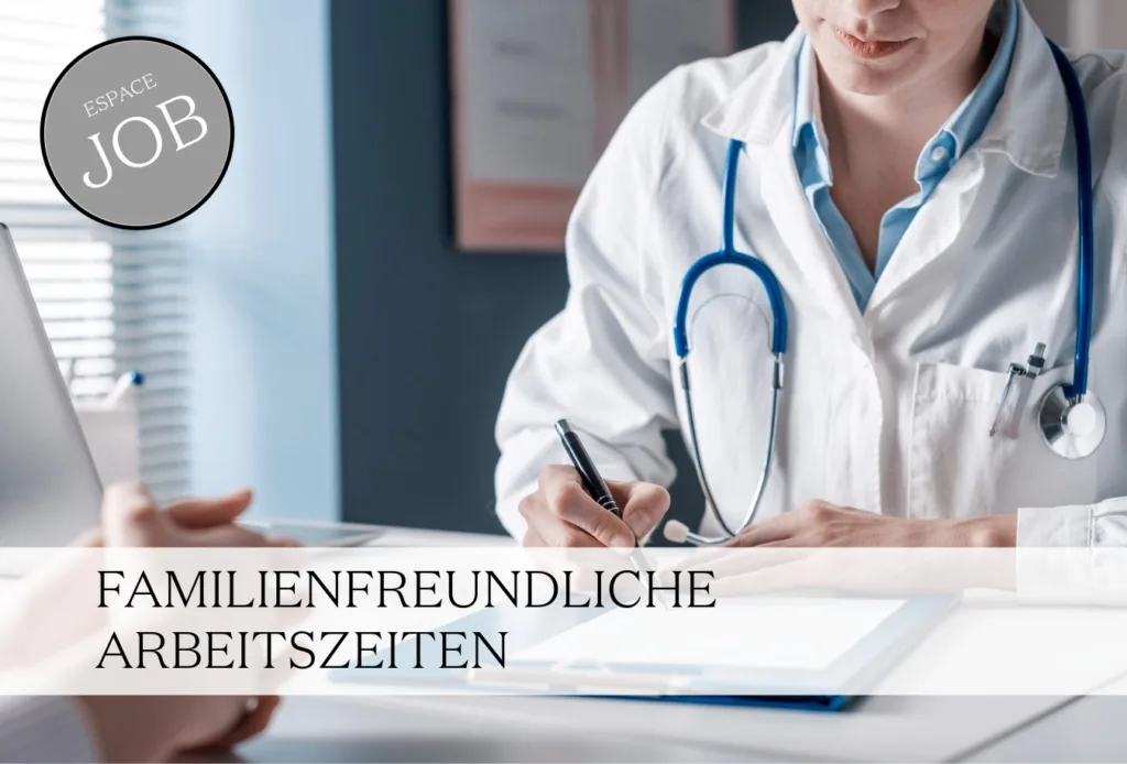 Ärztin am Schreibtisch, Tageslicht. Text: Familienfreundliche Arbeitszeiten