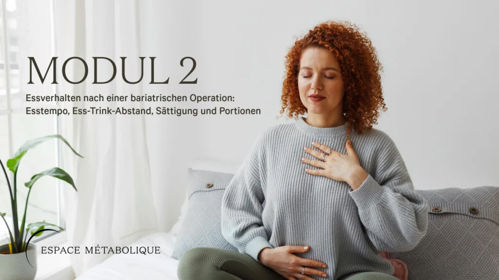 Frau mit schulterlangem, lockigen und orangen Haar. Sie atmet langsam ein, hat eine Hand auf dem Bauch und eine auf der linken Brustseite. Sie sitzt im Schneidersitz auf einem Sofa.