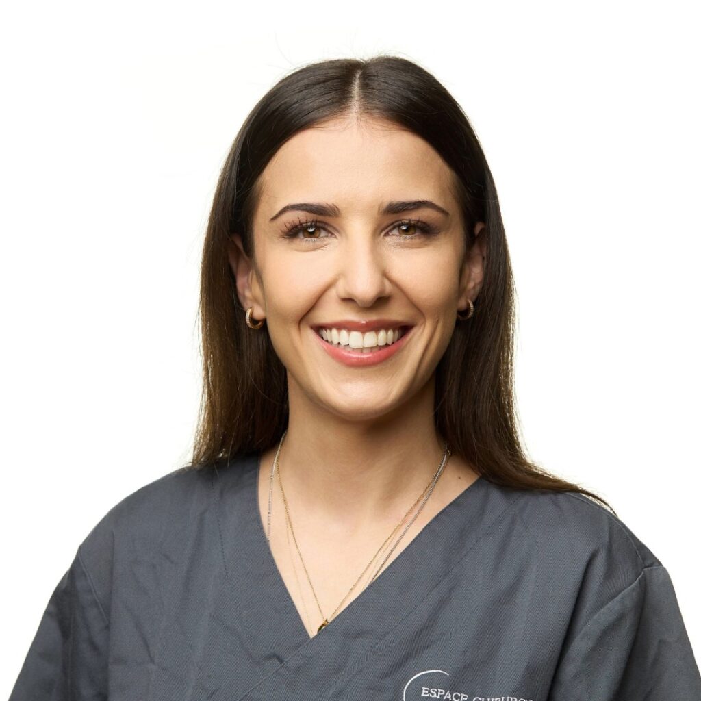 Sara Martins, junge Frau mit dunklen Haaren vor weissem Hintergrund. Portraitaufnahme