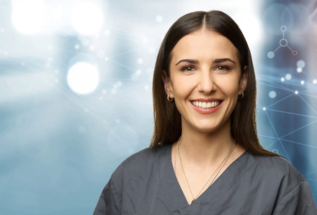 Junge Frau  mit dunklen Haaren und grauem