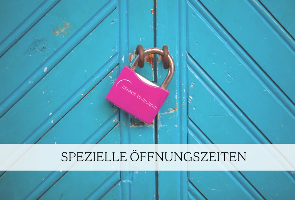 Blaues holz Tor, das mit einem pinken Schloss verschlossen ist