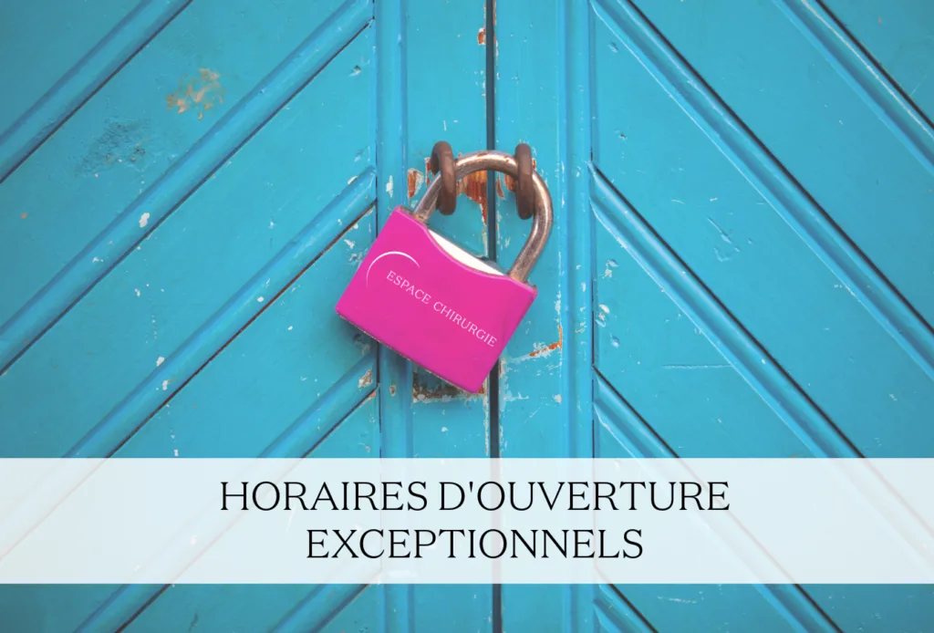 Portail bleu en bois fermé par un cadenas rose