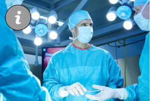 Drei Ärzte in blauen Operationskleidern in Operationssaal. Übergeben einenander Werkzeug und schauen sich an.
